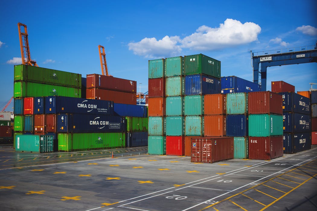 Containers uppstaplade i en hamn